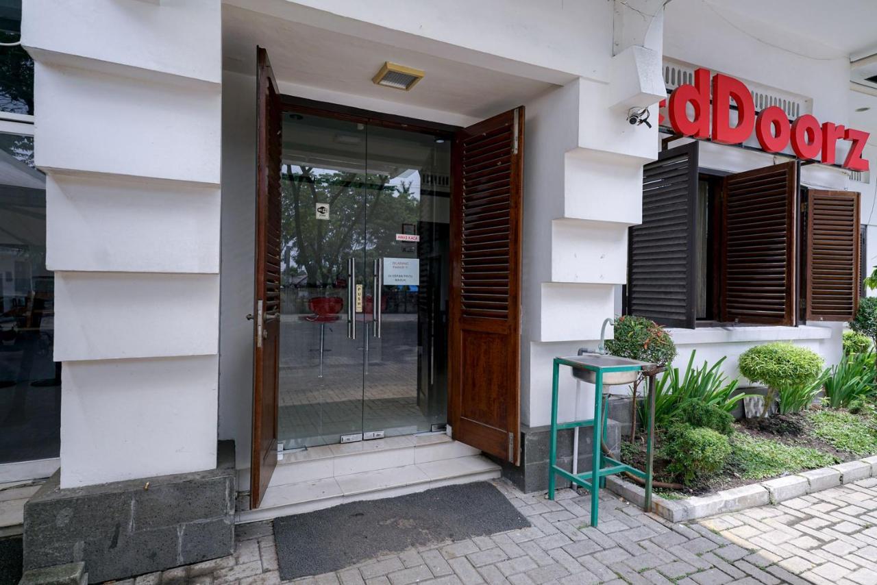 Reddoorz @ Avros Guest House Медан Экстерьер фото