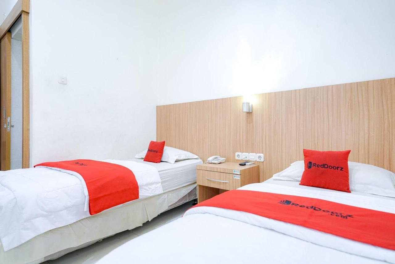 Reddoorz @ Avros Guest House Медан Экстерьер фото