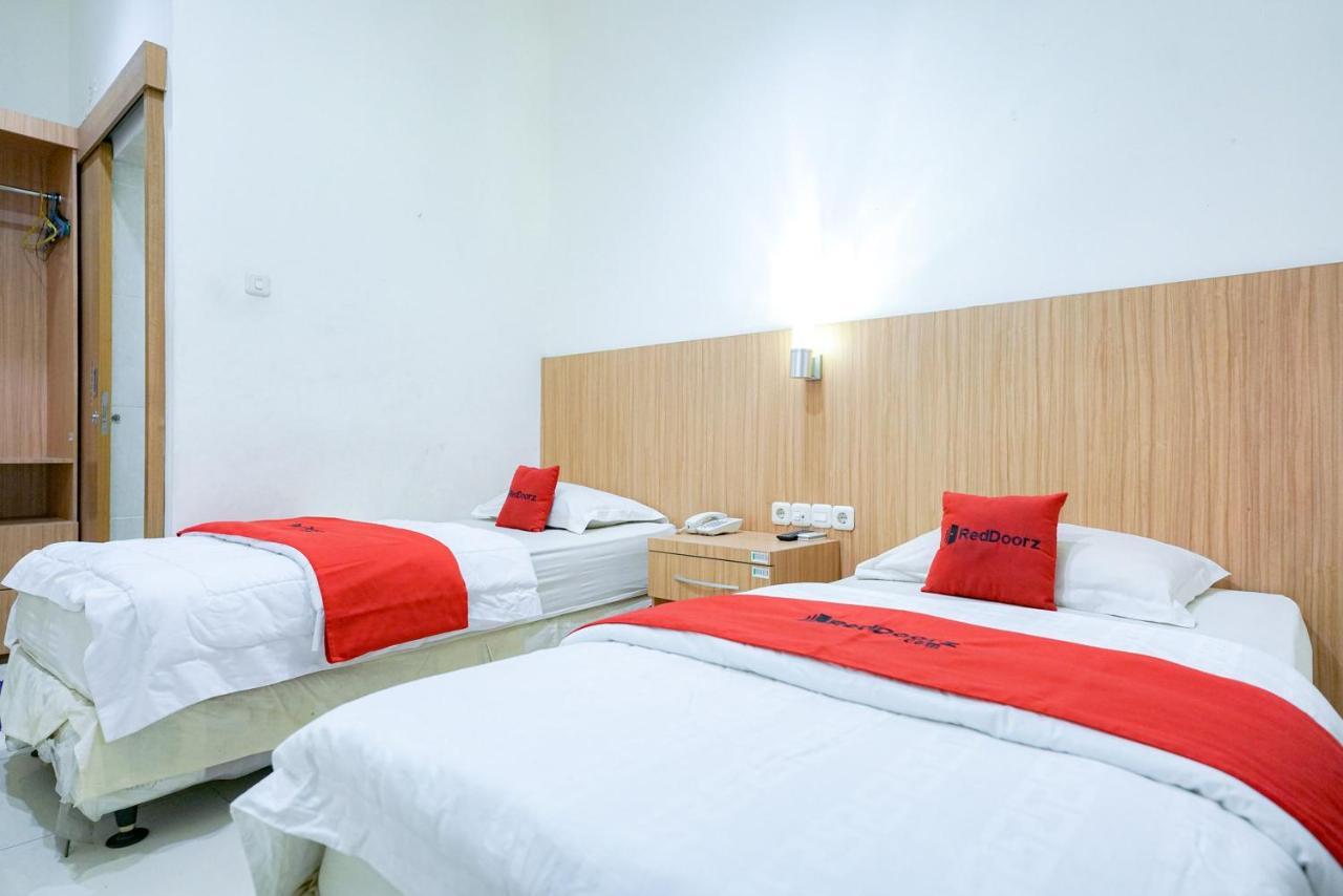 Reddoorz @ Avros Guest House Медан Экстерьер фото